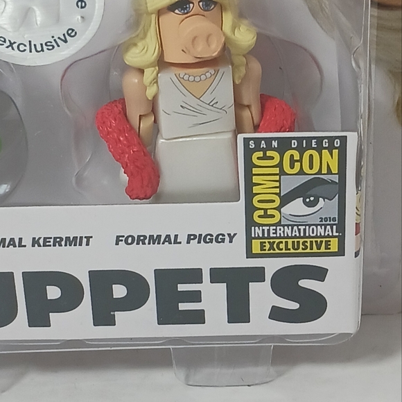 The Muppets Minimates SDCC Toys R Us Exclusive Formal Kermit & Formal Piggy - Picture 5 of 12